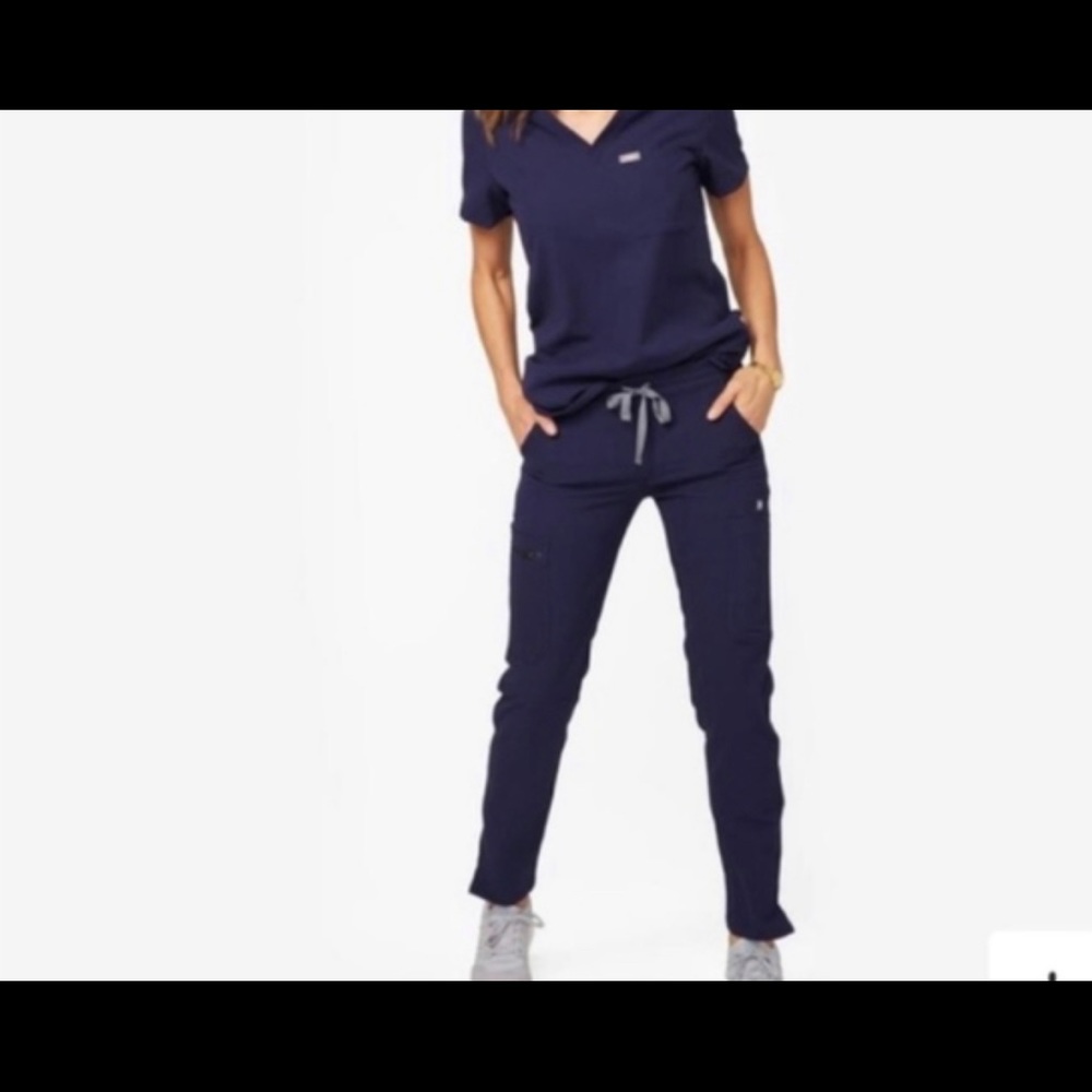 FIGS Kare cargo  PANT
BRAND NEW
WITH TAGS 
SIZE M PETITE 
Navy